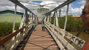 scholieren over een brug bij Paranam 